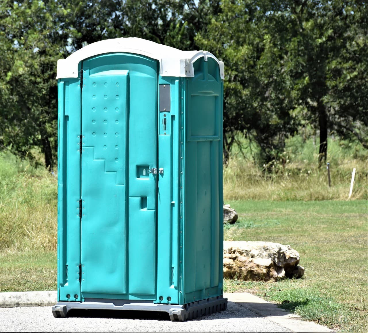 Portable restroom unit with sink